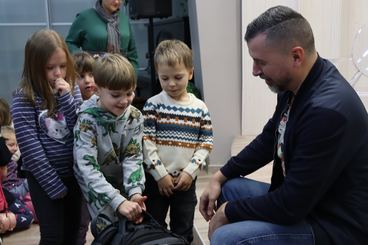 Wieluń: Biblioteka Miejska zaprosiła dzieci na spotkanie z fotografem Piotrem Pabisiakiem